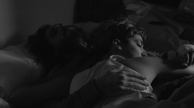 Vero Gerez e Felipe Brum em "À Distância".