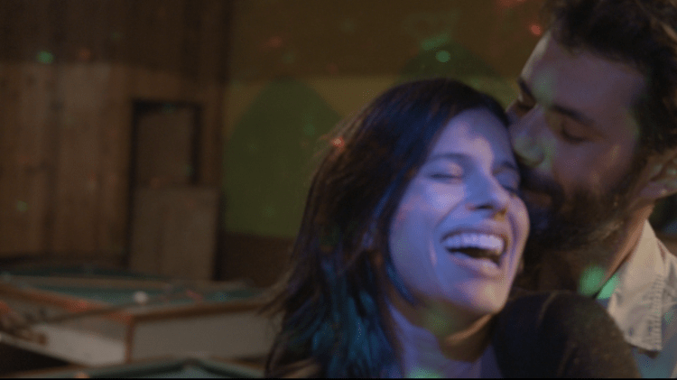 Bela Carrijo e Rafael Sieg em “Bem pra Lá do Fim do Mundo”.